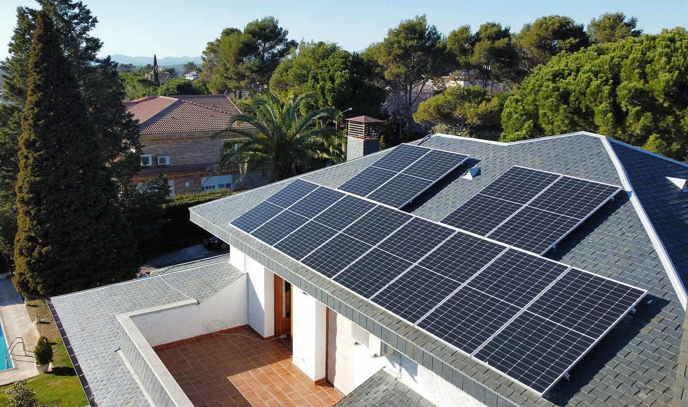 Instalación fotovoltaica para autoconsumo en Casa familiar moderna
