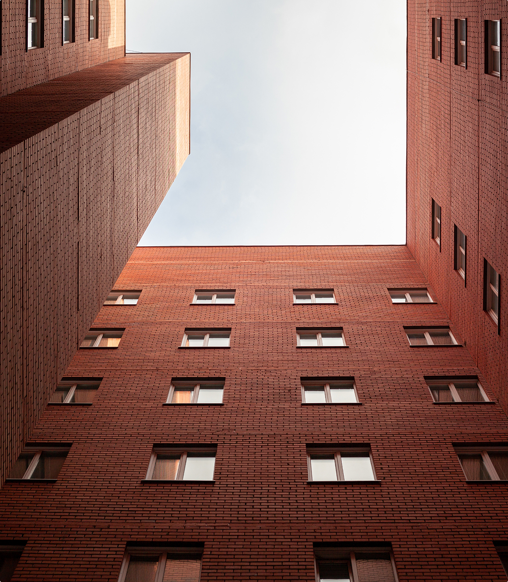 Fotografía de técnico electricista trabajando en instalación.